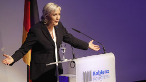 Ytterhögerledaren Marine Le Pen höll ett brandtal mot EU, invandrare och asylsökande vid det så kallade "motståndsmötet" Ytterhögerledaren Marine Le Pen höll ett brandtal mot EU, invandrare och asylsökare i vid det så kallade "motståndsmötet"