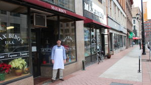 Robert Colangelo utanför sitt kafé Max Bibo's i Hartford i Connecticut.