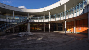 Billiga lokaler gör att invandrarna kan starta sina företag och till och med anställa sina landsmän. Puotinharjun ostoskeskus Puhos