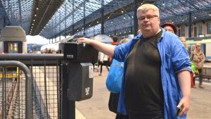 Petteri Niskanen stod för musiken under evenemanget. Niskanen har åkt med M-tåget sedan han var sju år gammal och ville därför ta ett värdigt farväl av sin gamle vän. Man håller i en radio på järnvägsstationen