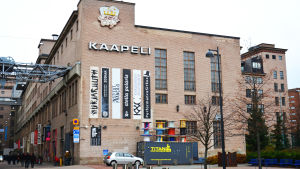 I början av 90-talet låg Kabelfabriken till stora delar tom och öde. Här arrangerades många illegala technorejvfester. Kabelfabriken i Gräsviken i Helsingfors