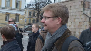 Initiativtagaren Markus Jäntti säger att informationen om utmarschen spred sig från person till person. Markus Jäntti tog initiativ till en solidarisk utmarsch vid HU 20.4