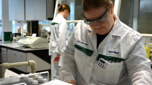 Produkternas kvalitet kontrolleras i laboratoriet. Fermions laboratorium i Hangö.