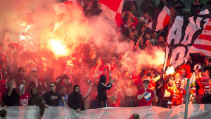 HIFK:s supportrar bränner bengaler. HIFK:s fans i matchen mellan HJK och HIFK 26 maj.