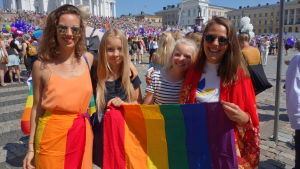 Mimmi Pöysti, Moa Pöysti, Saga Pöysti, Cecilia Degerlund säger att man ska få älska den man vill. Ninni Pöysti, Moa Pöysti, Saga Pöysti, Cecilia Degerlund håller upp regnbågsflaggor och säger att alla ska få älska den man vill.