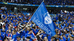 Island är utslaget – men tränare Lars Lagerbäcks hjältestatus består. Isländska supportrar med en Lars Lagerbäck-flagga.