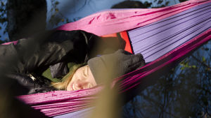 Hanna Enlund var nog den som sov bäst under natten. Hanna Enlund sover i en hängmatta.