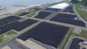 Radioaktiv jord har samlats ihop i säckar nära kärnkraftverket i Fukushima. De lagras också ovanpå varandra för att ta mindre plats. Radioaktiv jord lagras nära kärnkraftverket i Fukushima.