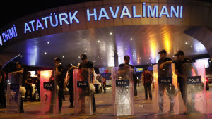 Flygplatsen Atatürk i Istanbul. Poliser blockerar ingången till flygplatsen Atatürk i Istanbul den 28 juni 2016.