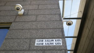 Trots att lagen tillåter att polisen använder ansiktsigenkänningsteknologi för att analysera bilder från övervakningskameror så har polisen inte ännu tillgång till rätta tekniken. Alvar Aallon katu, kyltti seinässä.