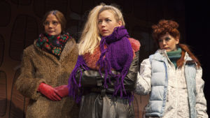 Uppbackad av medsystrarna. På bilden Kajsa Ek, Linda Zilliacus och Iida Kuningas. Kajsa Ek, Linda Zilliacus och Iida Kuningas i Retro på Lilla Teatern.