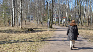 Väljer man att gå den här vägen från Botby grundskola till metron tar det tio minuter, går man längs Blomängsvägen går det lite snabbare. Skogen bakom Botby grundskola