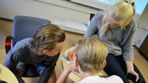 För att bli en behörig lärare krävs en universitetsutbildning. För att bli ett skolgångsbiträde behöver man ha en yrkesutbildning. Några av Yle Nyhetsskolans elever skriver ner nyhetsidéer.