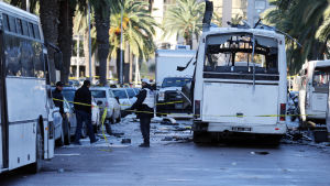 Undantagstillstånd infördes efter en självmordsattack mot en buss i Tunis den 24 november. 12 medlemmar av presidentens garde dödades i attacken. Undantagstillstånd infördes efter en självmordsattack mot en buss i Tunis den 25 november. 12 medelmmar av presidenten garde dödades i attacken.