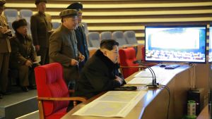 Nordkoreas ledare Kim Jong Un följer med hur satelliten Kwangmyongsong-4 skjuts upp i rymden. Kim har understrukit Nordkoreas vetenskapliga och militärteknologiska framgångar inför partikongressen i maj Nordkoreas ledare Kim Jong Un följer med hur satelliten Kwangmyongsong-4 skjuts upp i rymden. Kim har understrukit Nordkoreas vetenskapliga och militärteknologiska framgångar inför partikongressen i maj