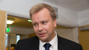 Centerns Antti Kaikkonen har ingen brådska med att berätta vilka lobbare han träffar. Antti Kaikkonen kansanedustaja eduskunta