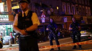 Polisavspärrning nära Finsbury Park. Flera människor skadades då en paketbil mejade ner fotgängare vid en moské i norra London den 19 juni 2017.