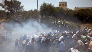 Palestinierna protesterade mot säkerhetsåtgärderna på Tempelberget. Kravaller vid Tempelberget i Jerusalem.