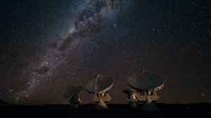 Radioteleskop såsom ALMA i Chile kan observera både om dagen och om natten. Radioteleskopet ALMA i Chile.