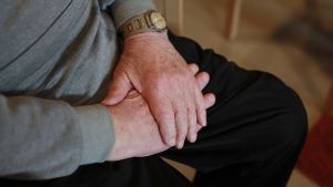 Madeleines moster är 85 år gammal och har en kronisk sjukdom. Arkivbild. Gamla händer