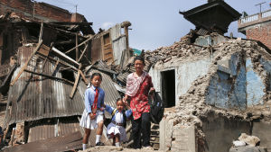Den förödande jordbävningen år 2015 har bidragit till den dåliga ekonomin och omfattande korruption i Nepal Två nepalesiska flickor återvänder till skolan tillsammans med sin mamma.