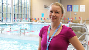 Mia Karvonen ansvarar för den svenskspråkiga simundervisningen vid Helsingfors stad. Mia Karvonen, ansvarig idrottsinstruktör, svenskspråkiga verksamheten på Idrottsverket i Helsingfors