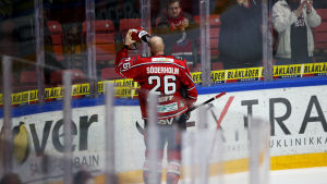 Toni Söderholm tackar HIFK-supportrarna i Helsingfors ishall den 30 mars 2015 efter att HIFK förlorat kvartsfinalserien mot Tappara. Toni Söderholm tackar HIFK-supportrarna i Helsingfors ishall den 30 mars 2015 efter att HIFK förlorat kvartsfinalserien mot Tappara.
