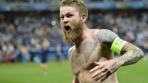 Under Europamästerskapet 2016 var det många som talade om "de hårda vikingarna". Det här är lagkaptenen Aron Gunnarsson efter en av EM-matcherna. Islands Aron Gunnarsson firar landet seger över England i fotbolls-EM 2016.