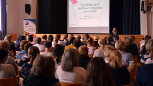 Mirjam Kalland förläste i Seminarieskolan i Ekenäs. Mirjam Kalland i Seminarieskolan i Ekenäs.