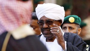 Omar al-Bashir. Internationella brottmålsdomstolen ICC uppmanar Sydafrika att gripa Sudans president Omar al-Bashir.