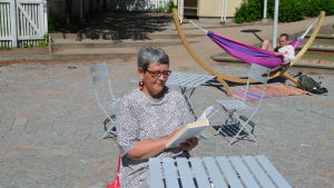 Bibliotekschef Tuula Haaviso trivs i Vallgårds bibliotek. Sommartid kan man ligga i hängmattan på den mysiga innergården och läsa en bok, eller till exempel spela petanque Bibliotekschef Tuula Haavisto på innergården till Vallgårds bibliotek.
