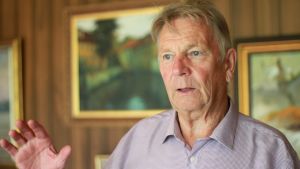 Bjarne Kallis (Saml) enda ord på svenska var "värderade ordförande" senast han stod i talarstolen i fullmäktigesalen i Karleby. Politiker Bjarne Kallis