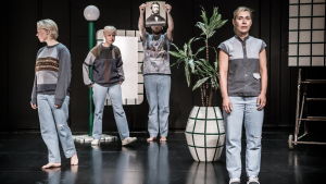 Alma Pöysti, Kirsti Stubø, Emil Almén och Jessica Liedberg i Den långa marschen. Scen ur föreställningen Deen långa marschen.
