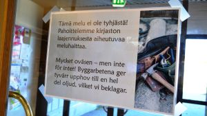 Bibliotekspersonalen har satt upp lappar där orsaken till oljudet förklaras. En lapp som informerar om att oljudet i Kyrkslätts bibliotek beror på byggarbete.