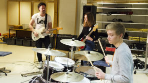 Jimmy Westerlund och en gitarr - det är en bra start när studerandena i Vanda börjar jamma ihop en ny hit. Studerande vid Vaskivuoren lukio övar i nya projektet Dream Academy.