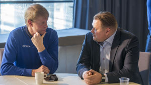 Jukka Rautakorpi (t.v.) hade med sig sin chef Rauli Urama i JVM-båset. Jukka Rautakorpi och Rauli Urama, februari 2016.