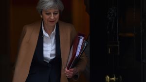 Premiärminister Theresa May på väg till parlamentet för att meddela om brexitbrevet. Storbritanniens premiärminister Theresa May på väg för att tillkännage brexit.