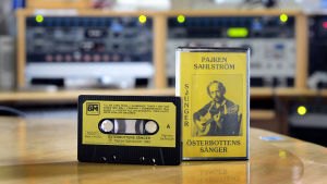 Hur lyssnade man på musik med hjälp av denna mojäng kanske dagens barn frågar sig. Här finns bra utgångspunkt för en berättelse! Pajken Sahlström sjunger Österbottens sånger på c-kassett.