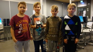 Pojkarna Kasper, Akseli, Aaro, Eerik gillar alla robotprogrammering. pojkar testar på robotprogrammering