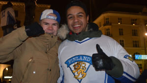 Oskari Vähänen och Jerry Piirainen tycker att det är jättestort att Finlands juniorhockylag vann guld. Oskari Vähänen, Jerry Piirainen