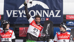 Lindfors (t.v.) hittills enda pallplacering i världscupen kom i Schweiz mars 2014 då han var tvåa bakom Fabio Cordi. Anton Lindfors, tvåa i världscupen, mars 2014.
