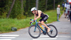 Cyklist i sprintsträckan i Sun City Triathlon i Vasa svänger in på vägen till Tropiclandia och Rantasipi för att växla till löpning