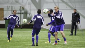 Sixten Boström hade spelare som Teemu Tainio och Mikael Forssell i HJK guldåret 2013. Sixten Boström följer med HJK:s träningar med bl.a. Teemu Tainio och Mikael Forsell, våren 2013.