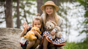 Heinähattu ja Vilttitossu. Lapsinäyttelijät Ella Kangas (vas, 6-v, Vilttitossu) ja Emily Shipway (8-v, Heinähattu) (Heinähattu, Vilttitossu ja Rubensin veljekset), Jollas, Laajasalo, 21.6.2017.