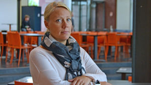Marika Koivunporras-Jansén säger att stadens ungdomscentral ibland ordnar alternativa raster för eleverna, men att det här hittills inte har haft någon större effekt på rökandet. Pingisbordet i bakgrunden skaffades också för att ge eleverna något annat att göra på rasterna än att röka. Marika Koivunporras-Jansén, ledare för studerandevården på yrkesskolan Prakticum.