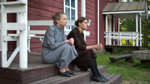 Alma (Alexandra Mangs) och Jepo-Fina (Lena Österberg) Alexandra Mangs som Alma, och Lena Österberg som Jepo-Fina.