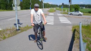 Micki Kulju är glad att han ställde Nyfiken på Östnyland en fråga, som dessutom genast löstes då medierna blandades in. Micki Kulju på sin cykel i korsningen av Tolkisvägen och Bofinksvägen.