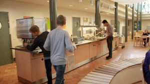 Cronhjelmskolan i Larsmo kommer inte att fyllas av elever efter sportlovet. Men matutdelningen är redan ordnad. Matsalen i Cronhjelmskolan