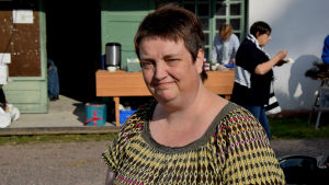 Vid Veckoski-Andersböle kvarn säljer jordbrukare Anette Backman närproducerat ekologiskt mjöl. Affärerna har börjat gå allt bättre då intresset för att köpa mat direkt från producenterna ökar. Anette Backman vid Veckoski-Andersböle kvarn.