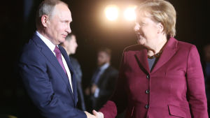 Tyskland har månat om relationen till Ryssland i samband med Nord Stream 2 projektet. Här träffas Vladimir Putin och Angela Merkel år 2017. Rysslands president Vladimir Putin skakar hand med Tysklands förbundskansler Angela Merkel.